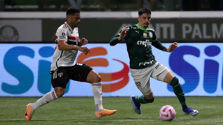 Wellington Rato (São Paulo) e Joaquín Piquerez (Palmeiras) disputam a bola no clássico Choque-Rei. Foto: Cesar Greco/Palmeiras