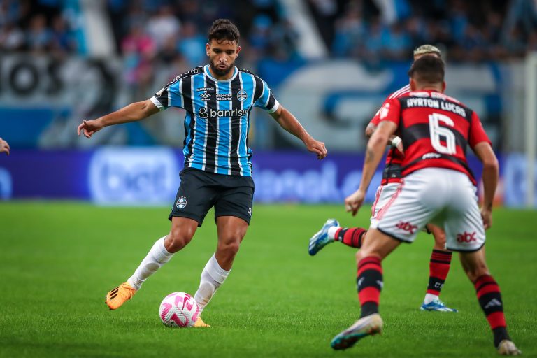 Grêmio e Flamengo, em campo pelo Campeonato Brasileiro de 2023