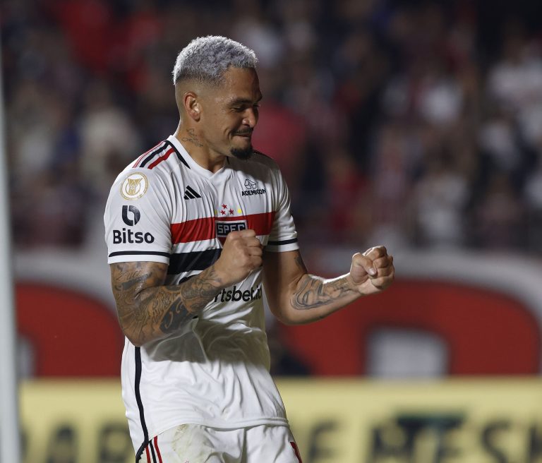 Luciano comemora gol com a camisa do São Paulo