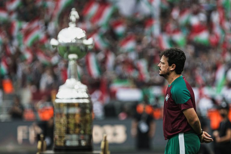 Fernando Diniz ao lado da taça da Copa Libertadores da América