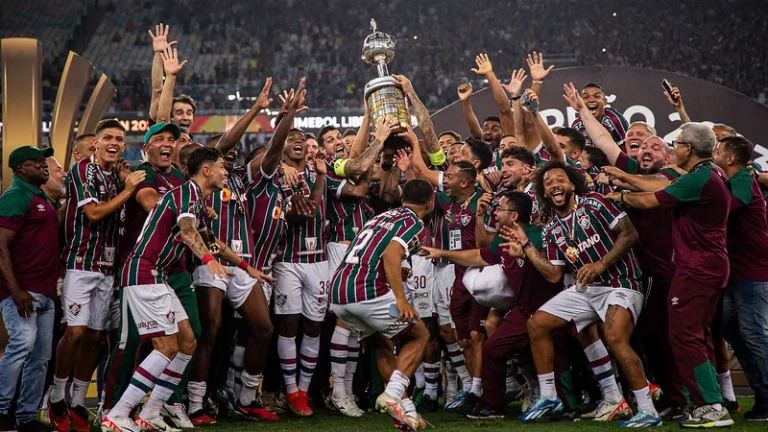 Fluminense com o troféu da Libertadores 2023. Foto: Marcelo Gonçalves/Fluminense FC