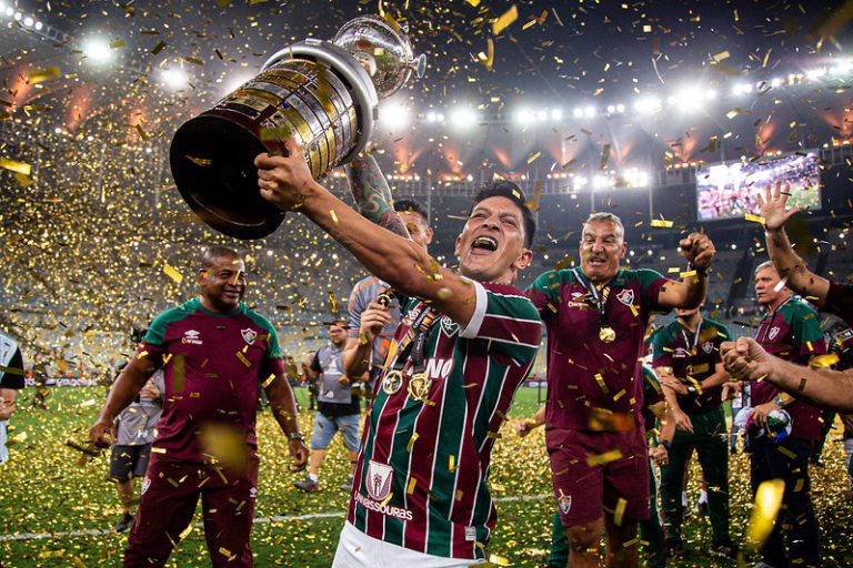 Germán Cano, do Fluminense, com a taça da Libertadores 2023. Foto: MARCELO GONÇALVES/FLUMINENSE FC