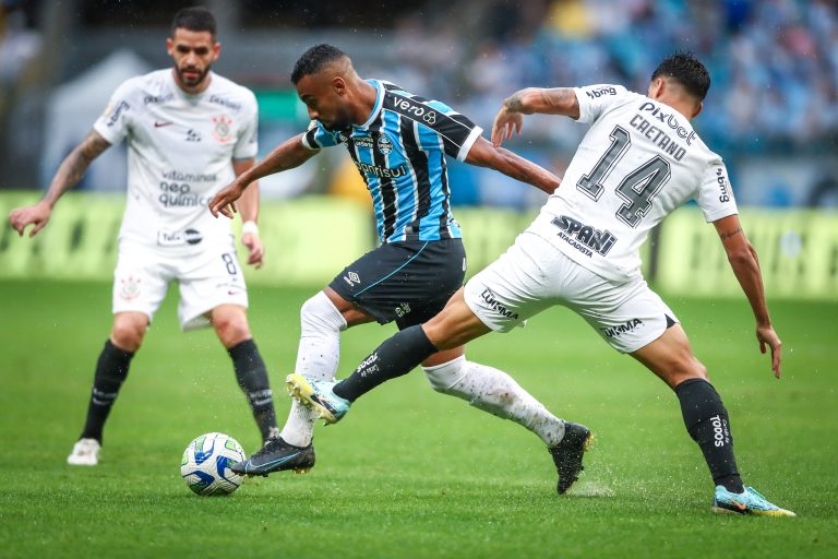 Grêmio e Corinthians, em campo pelo Campeonato Brasileiro de 2023