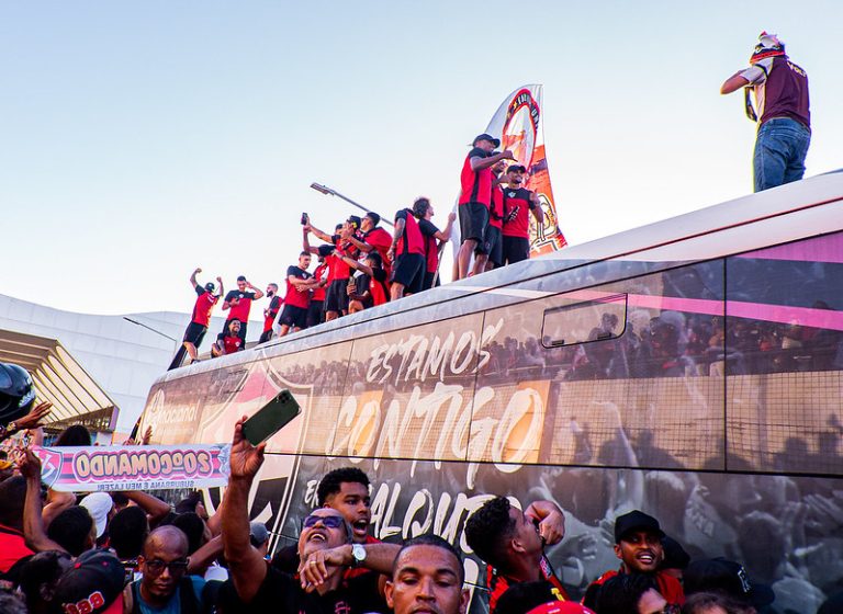 Torcida recebe o time do Vitória com festa após conquista do título da Série B. Foto: Vini Olivier/EC Vitória