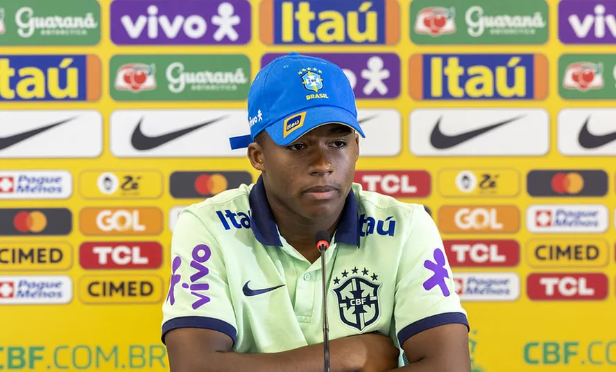 Endrick em entrevista coletiva na Seleção Brasileira (Foto: Divulgação / CBF)