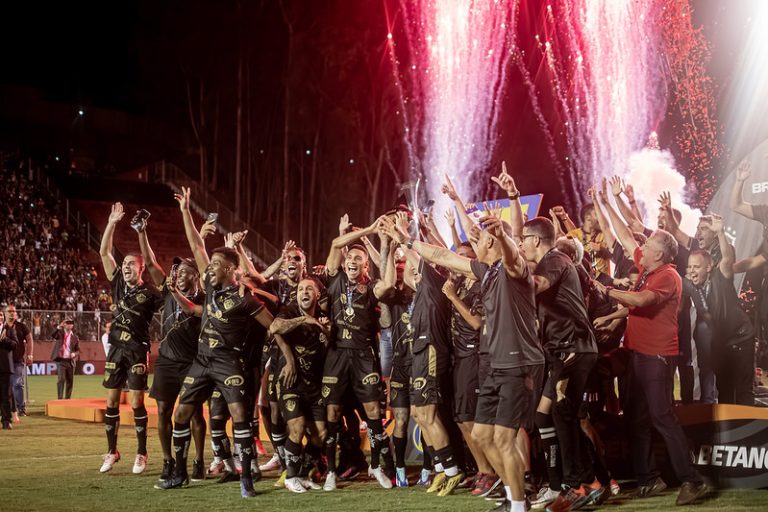 Vitória EC recebendo troféu da Série B 2023. Foto: Victor Ferreira/EC Vitória