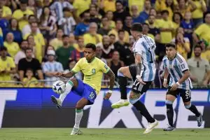 Rodrygo domina a bola em duelo contra a Argentina, pelas Eliminatórias para a Copa do Mundo 2026. A partida terminou em 1 a 0 para a Argentina, em 21