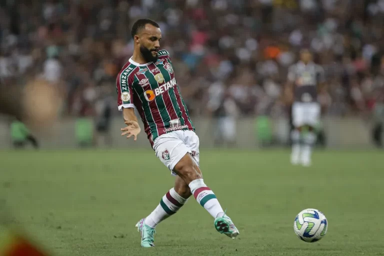 Samuel Xavier recebe proposta de renovação do Fluminense (Foto: Lucas Merçon / Fluminense)