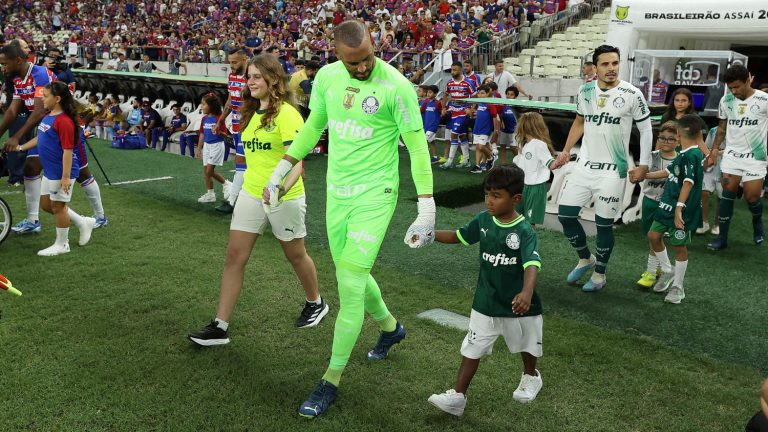 Weverton, do Palmeiras, se impressiona com quantidade de times na briga pelo título do Brasileirão; confira