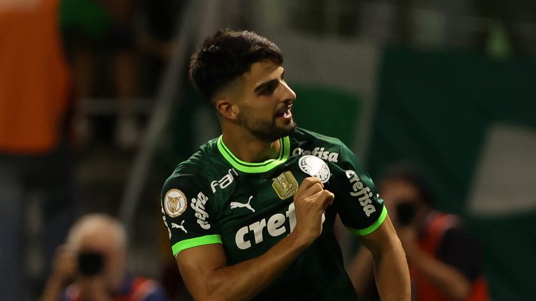 Flaco López comemora gol com a camisa do Palmeiras