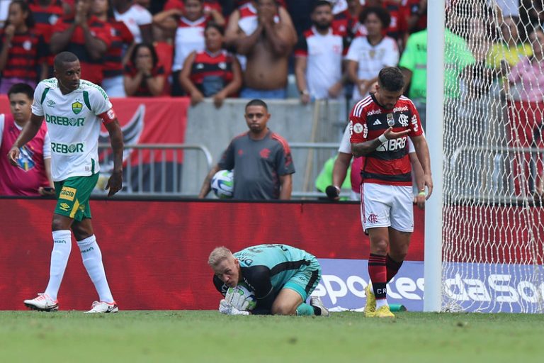 João Carlos, goleiro do Cuiabá, em jogo contra o Flamengo, na 37ª rodada do Brasileirão. Foto: AssCom Dourado