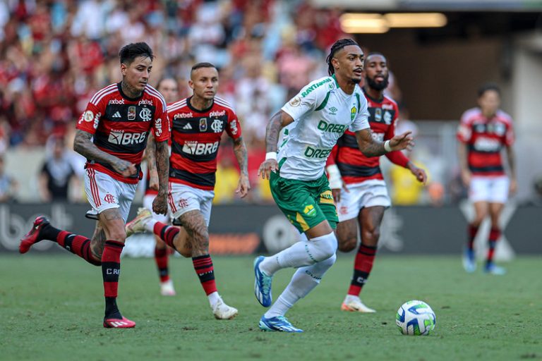 Derik Lacerda, do Cuiabá, em duelo contra o Flamengo. Foto: AssCom Dourado