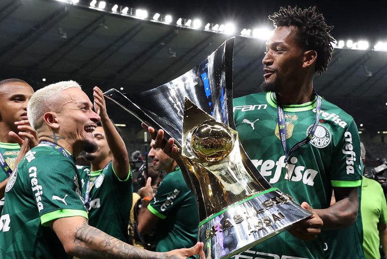 Artur e Jailson comemorando o título do Brasileirão 2023, conquistado pelo Palmeiras. Foto: Cesar Greco/Palmeiras