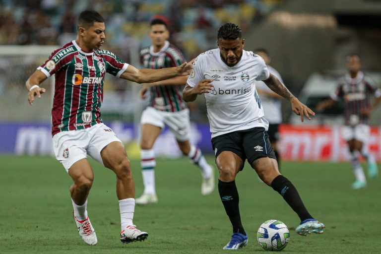 Fluminense e Grêmio, em campo pelo Campeonato Brasileiro de 2023