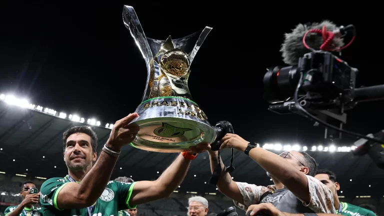 Abel Ferreira com a taça do Brasileirão 2023. Foto: Cesar Greco/Palmeiras