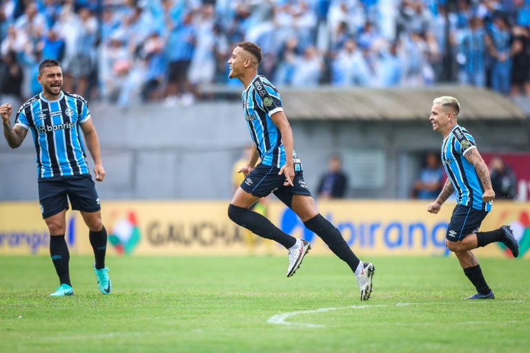 Jogadores do Grêmio comemoram gol