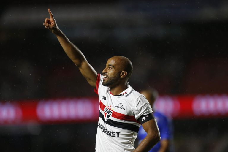 Lucas Moura comemora o gol marcado contra o Santo André