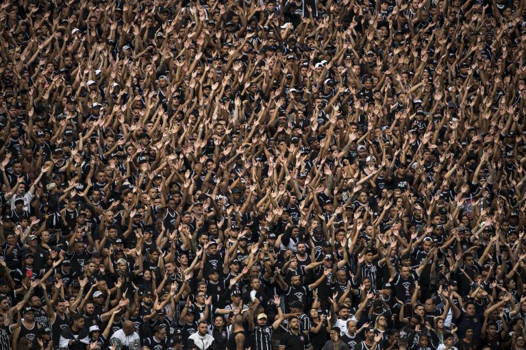 Torcedores do Corinthians nas arquibancadas da Neo Química Arena