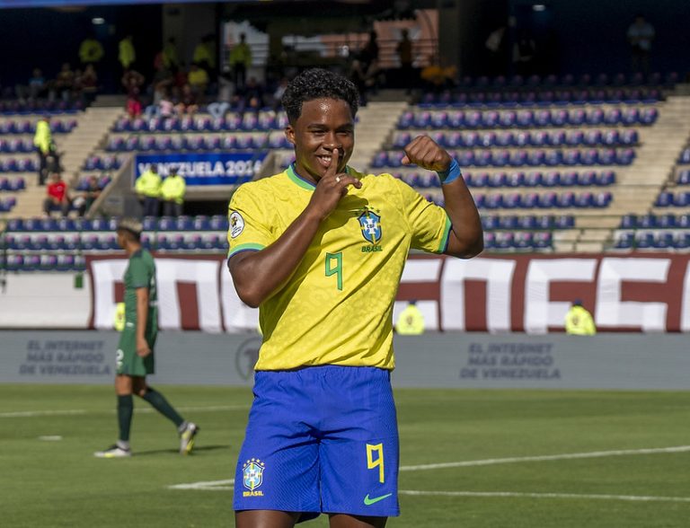 Endrick, atacante da seleção brasileira e do Palmeiras, comemorando gol na disputa do Pré-Olímpico. Foto: Joilson Marconne/CBF