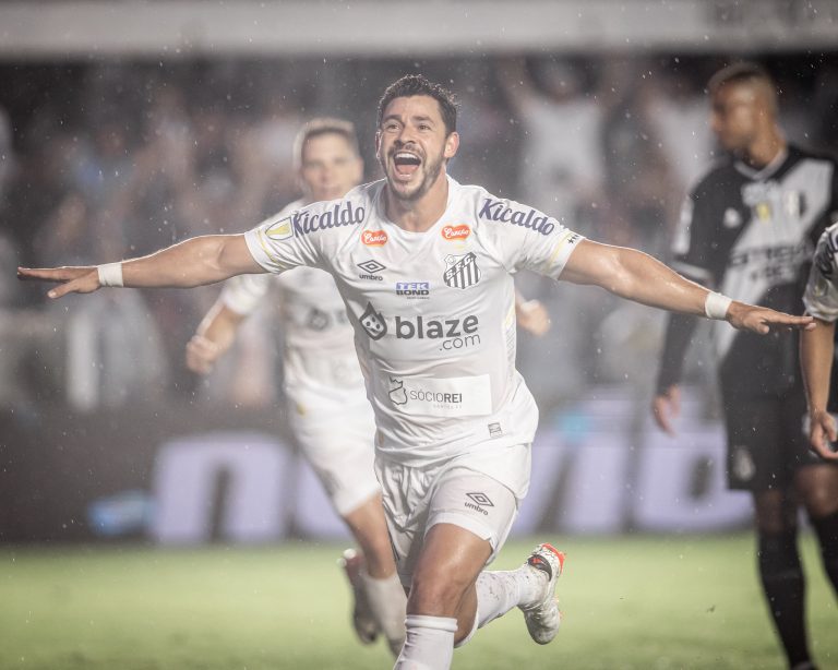 Giuliano comemora gol com a camisa do Santos