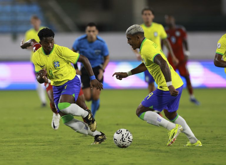 Endrick, do Palmeiras, e John Kennedy, do Fluminense, pela seleção brasileira no Pré-Olímpico 2024. Foto: Joilson Marconne/CBF