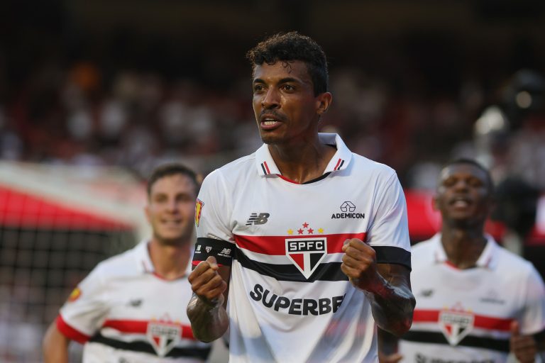 Luiz Gustavo comemora gol com a camisa do São Paulo