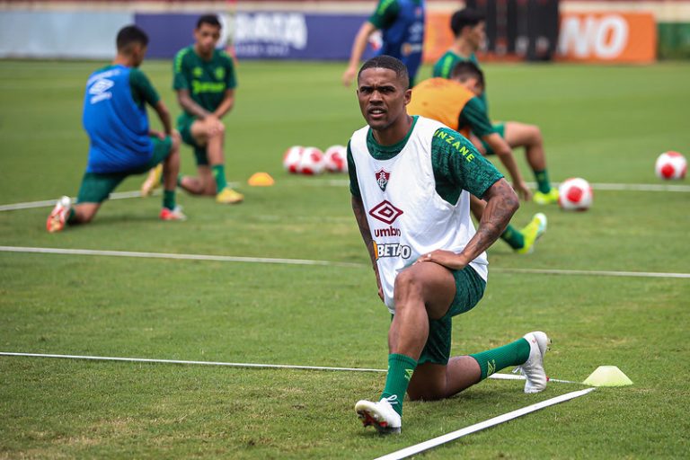 Douglas Costa começou a treinar no Fluminense