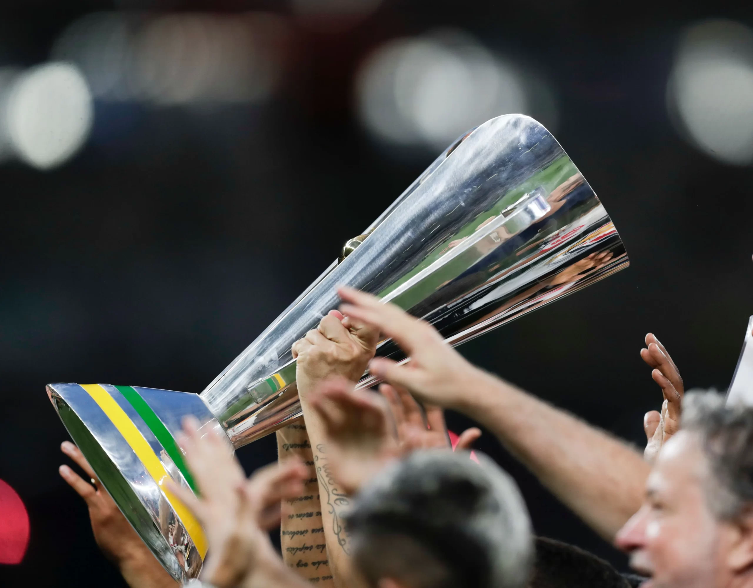 Troféu da Supercopa do Brasil. Foto: Staff Images/CBF