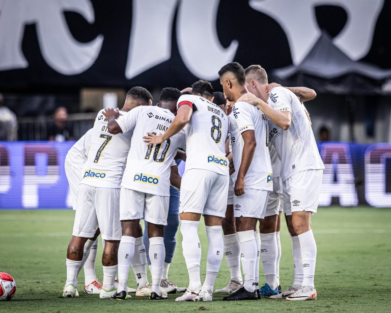 Jogadores do Santos antes de partida pelo Campeonato Paulista