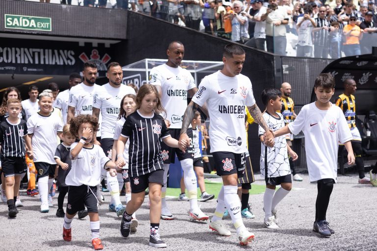 Jogadores do Corinthians antes de partida contra o Novorizontino