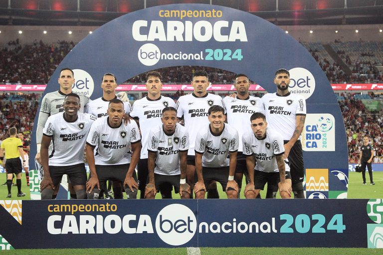 Jogadores do Botafogo perfilados antes do clássico contra o Flamengo