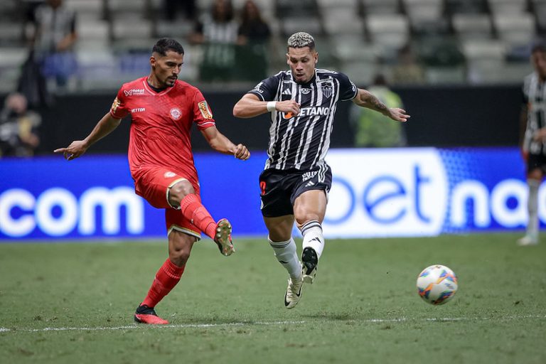 Paulinho em ação pelo Galo