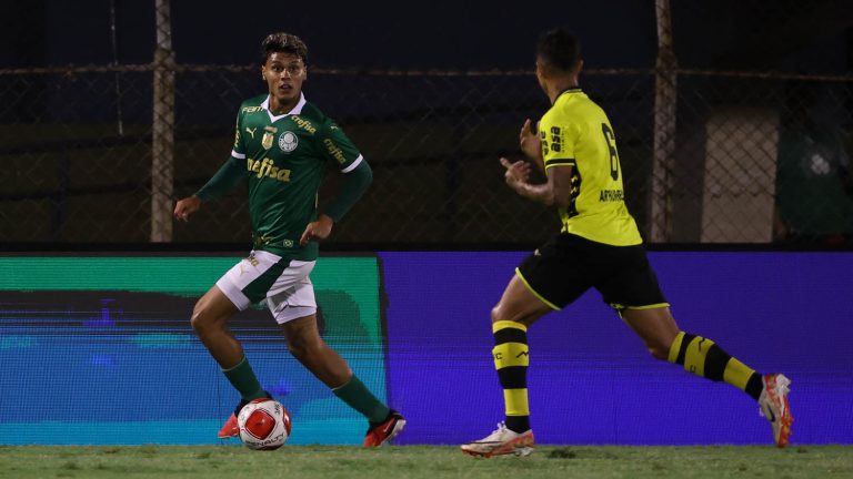 Jogadores disputam bola na partida São Bernardo x Palmeiras, válida pelo Campeonato Paulista 2024. Foto: Cesar Greco/Palmeiras