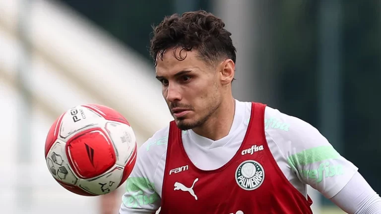 Raphael Veiga, meia do Palmeiras, durante treino na Academia de Futebol. Foto: Cesar Greco/Palmeiras