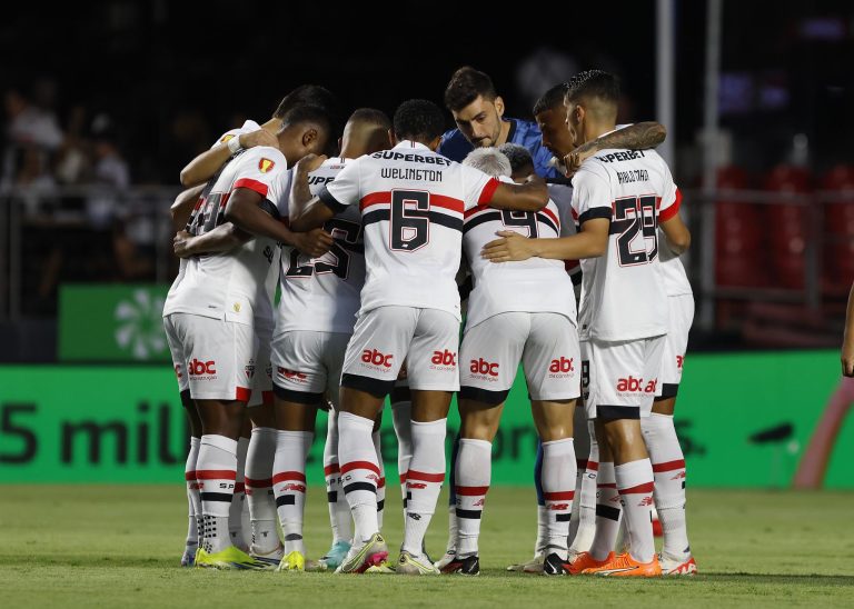 Jogadores do São Paulo antes da partida contra o Red Bull Bragantino