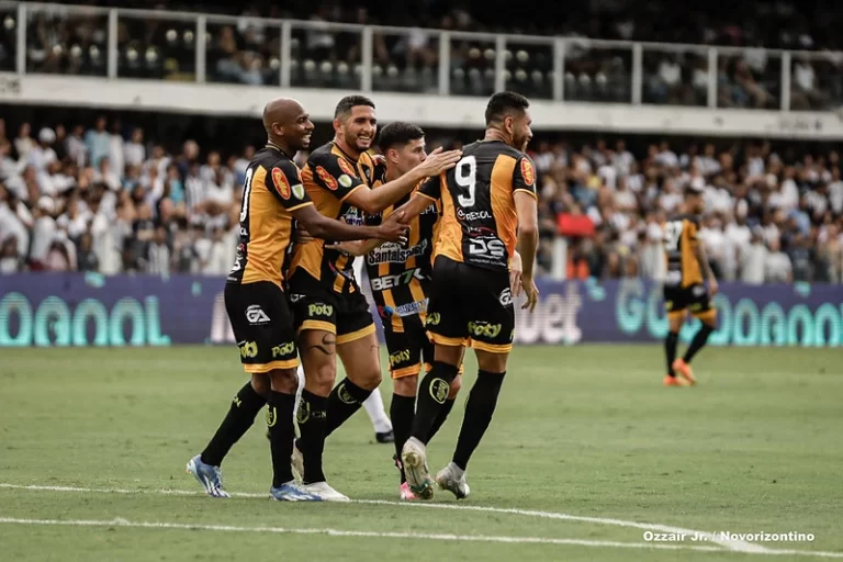 Jogadores do Novorizontino comemoram gol sobre o Santos. Foto: Ozzair Jr./Novorizontino