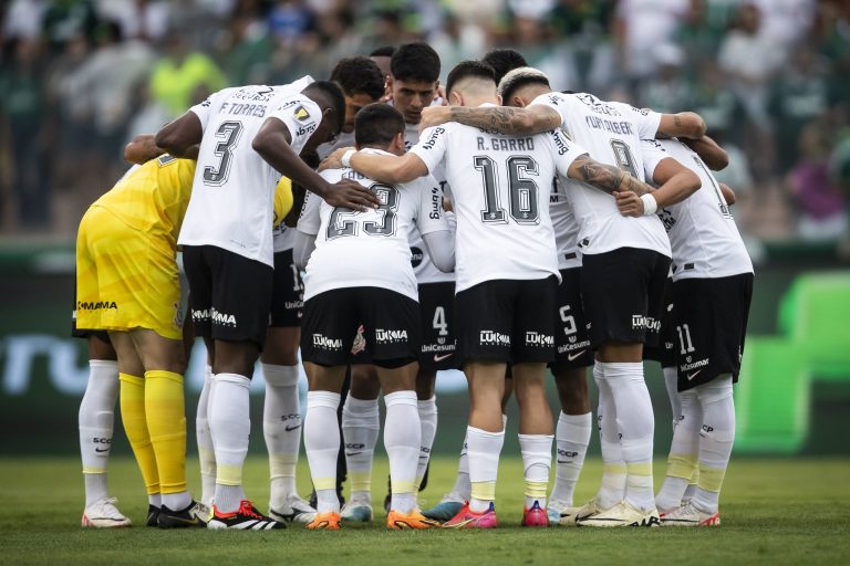 Jogadores do Corinthians antes da partida contra o Palmeiras