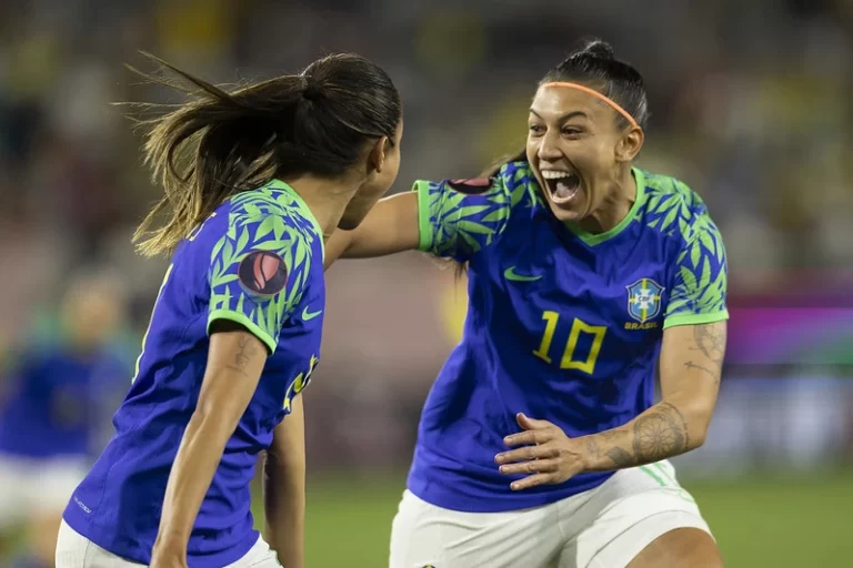 Duda Santos e Bia Zaneratto, pela seleção brasileira feminina. Foto: Leandro Lopes/CBF