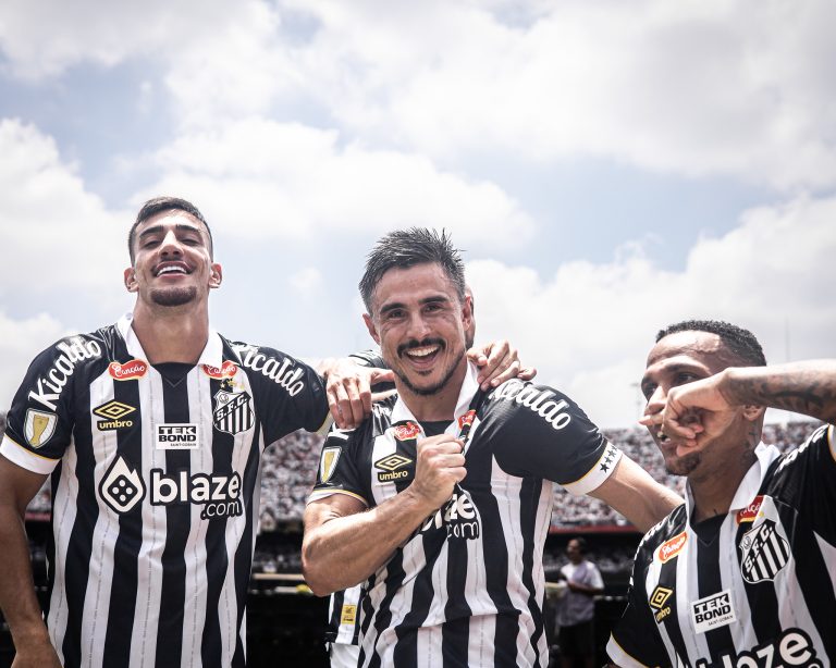 Jogadores do Santos comemoram gol diante do São Bernardo