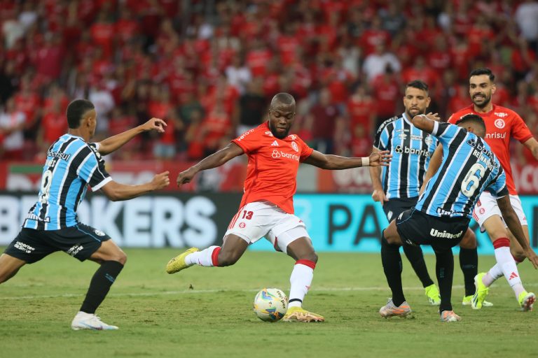 Internacional e Grêmio, em campo pelo Campeonato Gaúcho