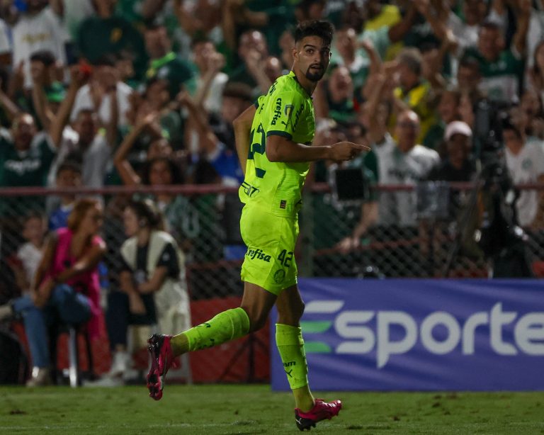 Flaco López comemora o gol contra a Portuguesa