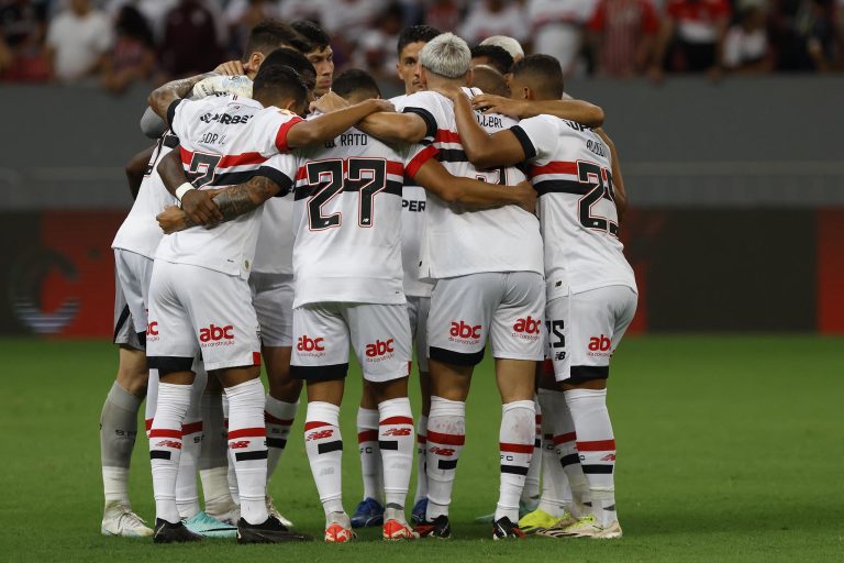 Jogadores do São Paulo antes de partida no Mané Garrincha