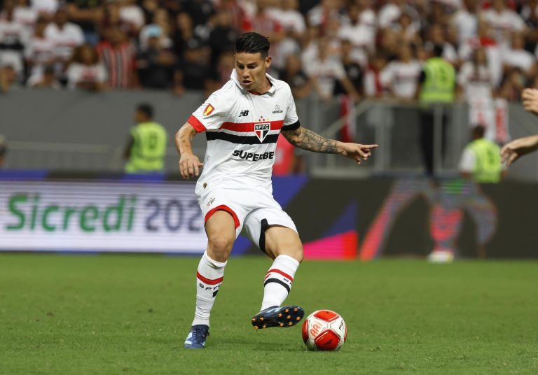 James Rodríguez, em campo pelo São Paulo