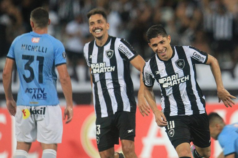 Jogadores do Botafogo comemoram gol diante do Aurora