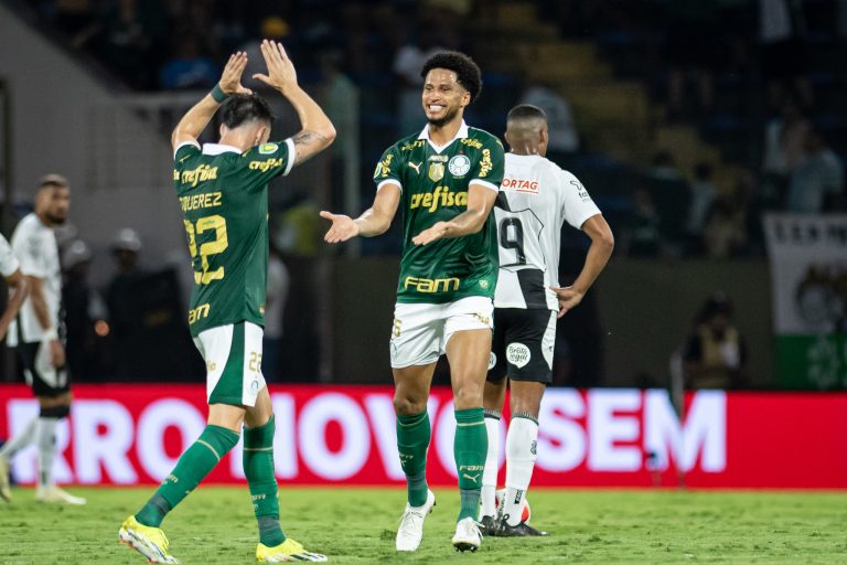 Jogadores do Palmeiras comemoram gol diante da Ponte Preta