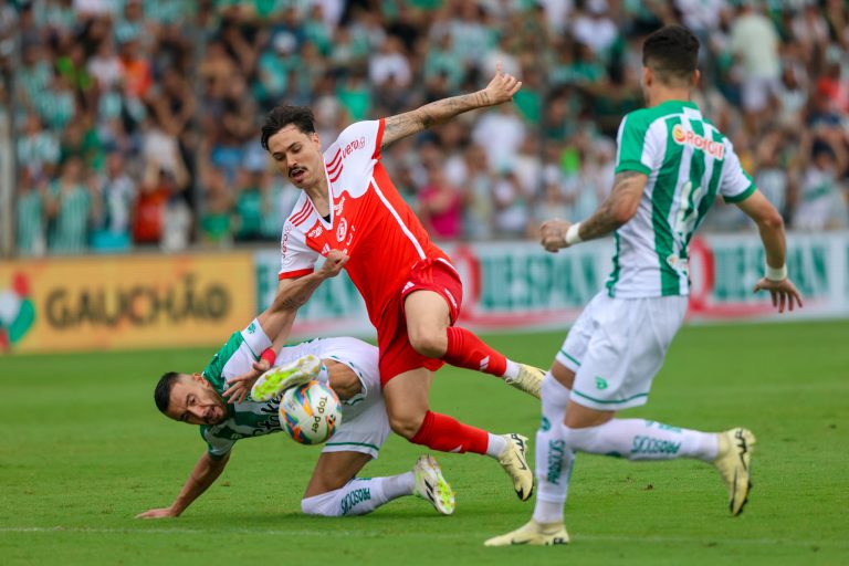 Juventude e Internacional, em campo pelo Campeonato Gaúcho