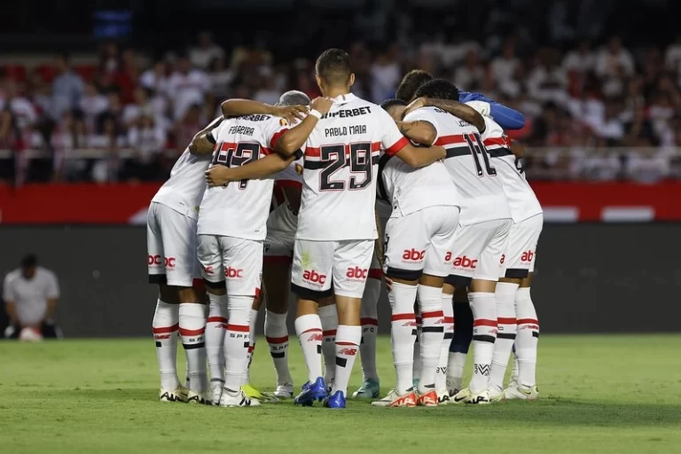 Elenco do São Paulo. Foto: Rubens Chiri e Paulo Pinto/Saopaulofc.net