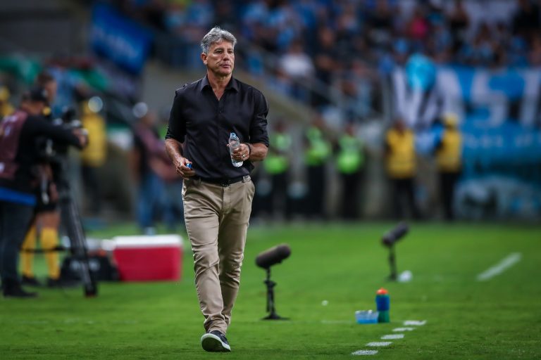 Renato Gaúcho avalia atuação do Grêmio e revela multa do clube para jogador expulso diante do Caxias