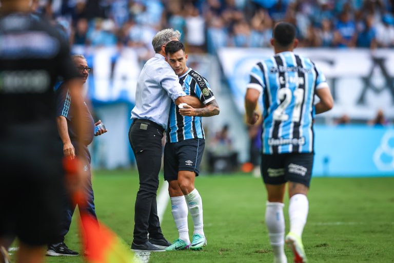 Jogadores do Grêmio em campo contra o Juventude