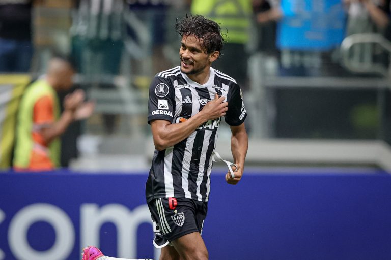 Gustavo Scarpa comemora gol com a camisa do Atlético-MG